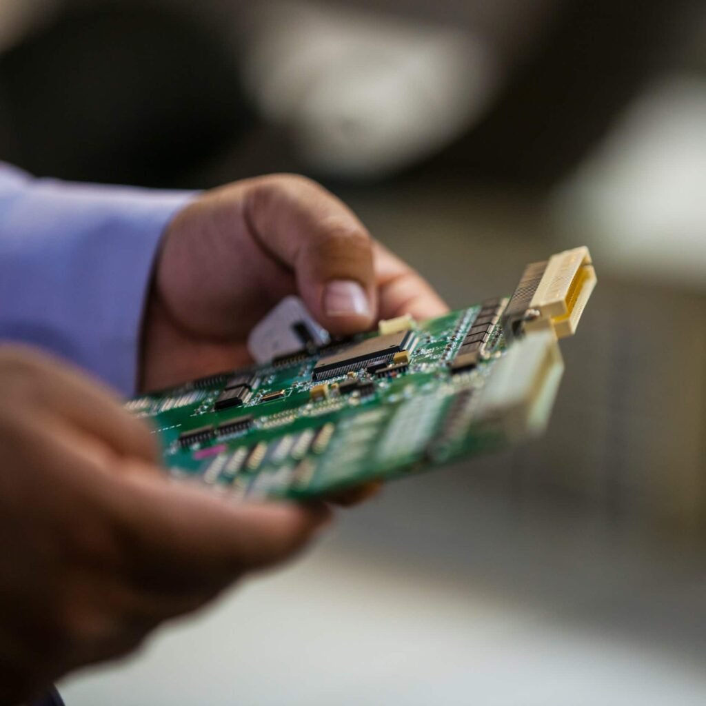 Técnico realizando reparación y mantenimiento de una PC