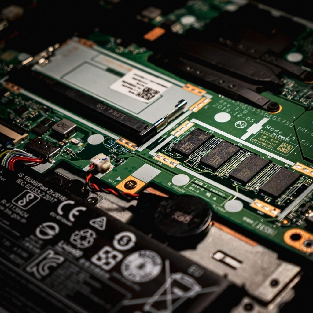 Técnico reparando una tablet